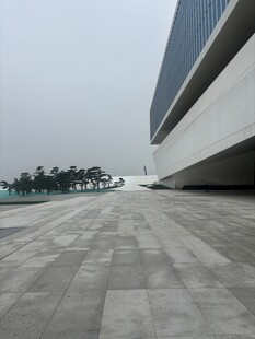 现代建筑前的开阔广场