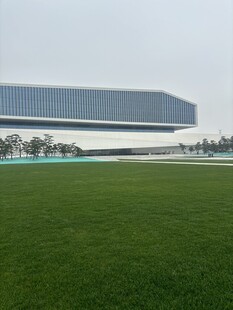 现代建筑旁的大片绿草地