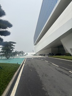 现代建筑旁的宽阔道路