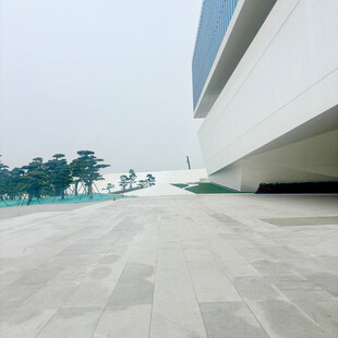 现代建筑前的开阔广场