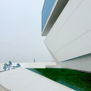 现代建筑旁的休闲场景