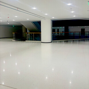 宽敞明亮的室内空旷空间