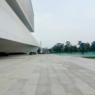 现代建筑前的开阔广场