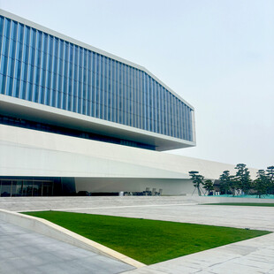 现代风格建筑前的绿地