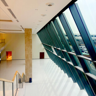 现代建筑室内玻璃楼梯景观
