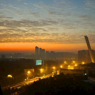 城市日出时的璀璨灯火