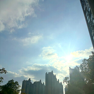 城市天际线与蓝天白云