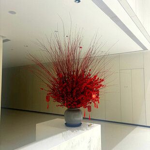大厅中的红色艺术插花
