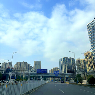 城市道路旁的高楼与蓝天