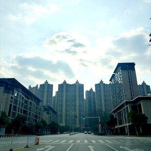 城市宽阔道路与林立高楼