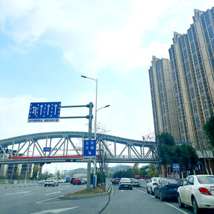 城市高架桥旁的街道景象