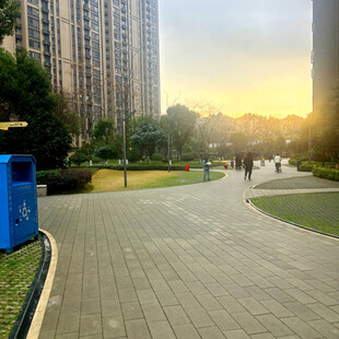 城市公园黄昏时的步道