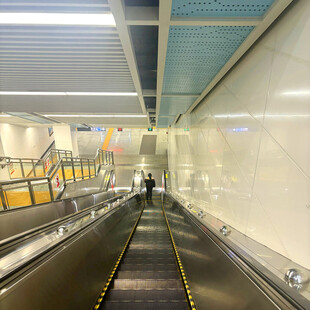 空旷地铁站内的自动扶梯