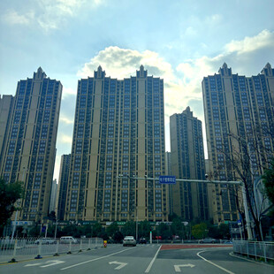 城市高楼林立的街道景象