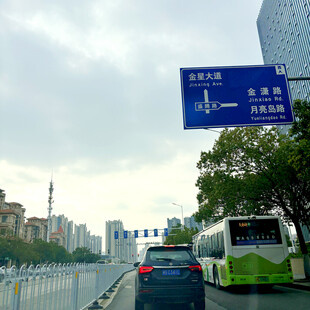 城市道路上的车辆与指示牌