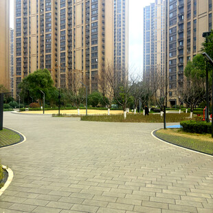 城市住宅区中的宽敞步道