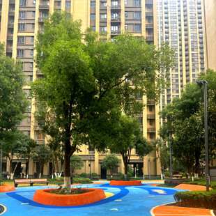 小区内色彩斑斓的休闲场地