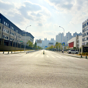 空旷城市街道景象