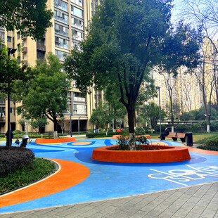 小区内色彩缤纷的休闲广场