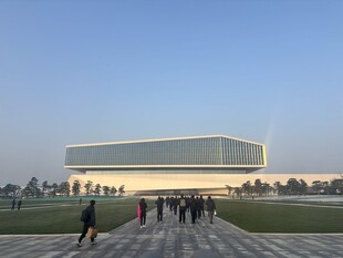 现代建筑前的行人景观