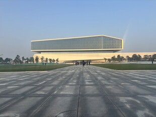 现代建筑前的开阔广场