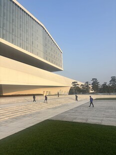 现代风格建筑前的开阔广场