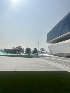 现代建筑外观与开阔环境