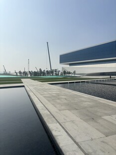 现代建筑旁的静谧水景