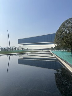 现代建筑与水景相映成趣