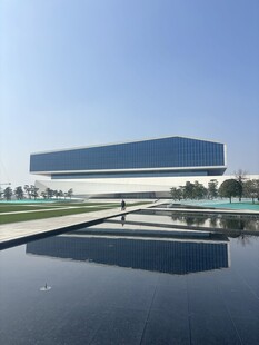 现代镜面建筑与水景景观