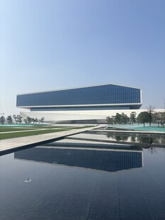 现代建筑与水景相映成趣