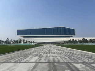 现代风格建筑前的开阔道路