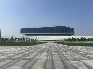 现代建筑前的开阔广场