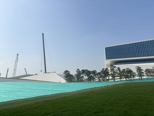 现代建筑旁的绿地与水池