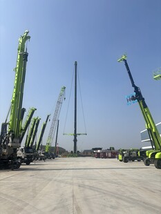 户外多台起重机整齐排列