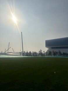 阳光下的开阔场地与建筑