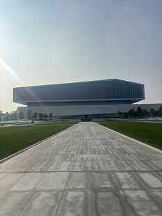 现代建筑前的宽阔步道