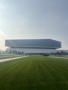 现代建筑前的大片绿茵草地