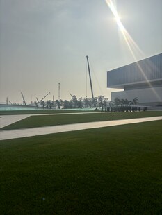 户外开阔场地与现代建筑