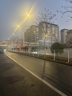 城市黄昏街道旁的高楼景