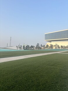 开阔草坪旁的现代建筑景观