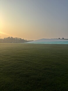 日出下的广袤绿色原野