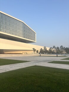 现代风格的宏伟建筑外观