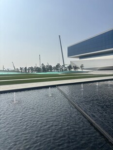 现代建筑旁的水景景观