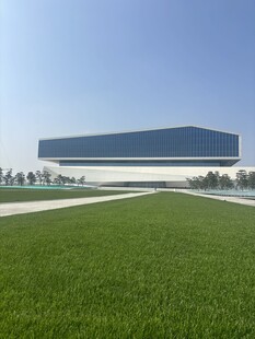 现代建筑旁的大片绿草地