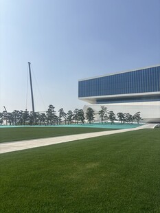 现代建筑旁的开阔绿茵地