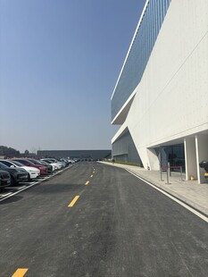 现代建筑旁的空旷停车场