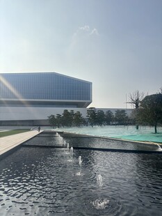 现代建筑前的水景景观