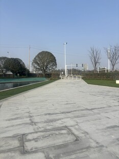 宽阔平坦的户外步道景观