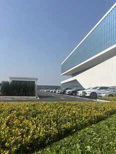 现代建筑旁的绿植与车辆